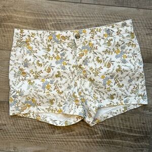 A.N.A. twill shorts with muted floral print, size 4 mid-rise 3.5 inch inseam